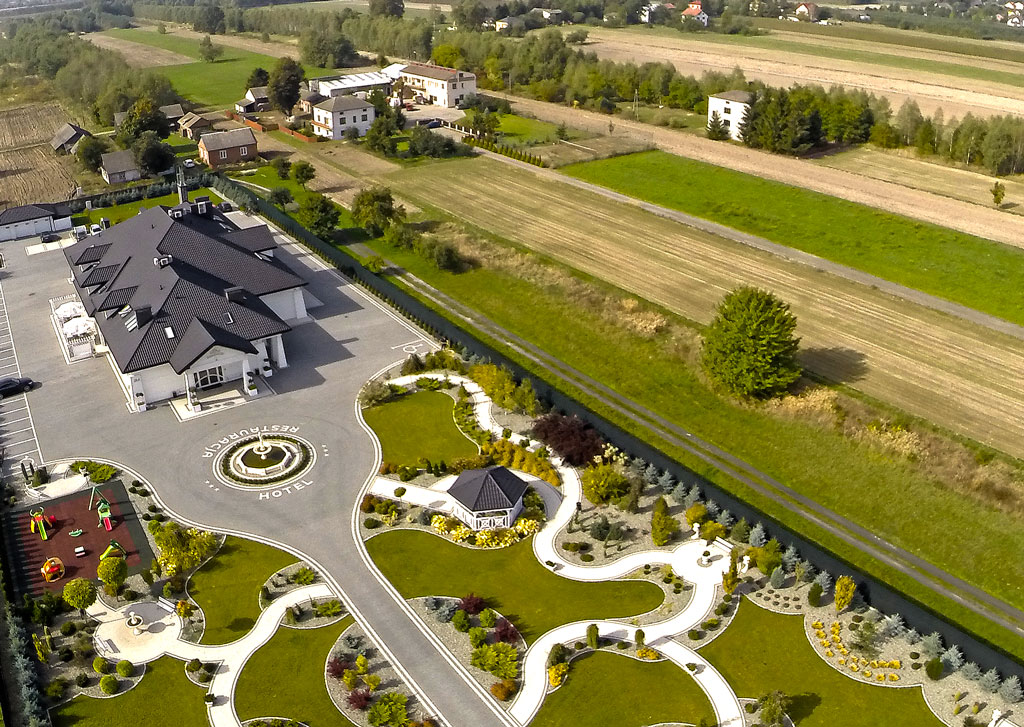 Wnętrze hotelu z kominkiem