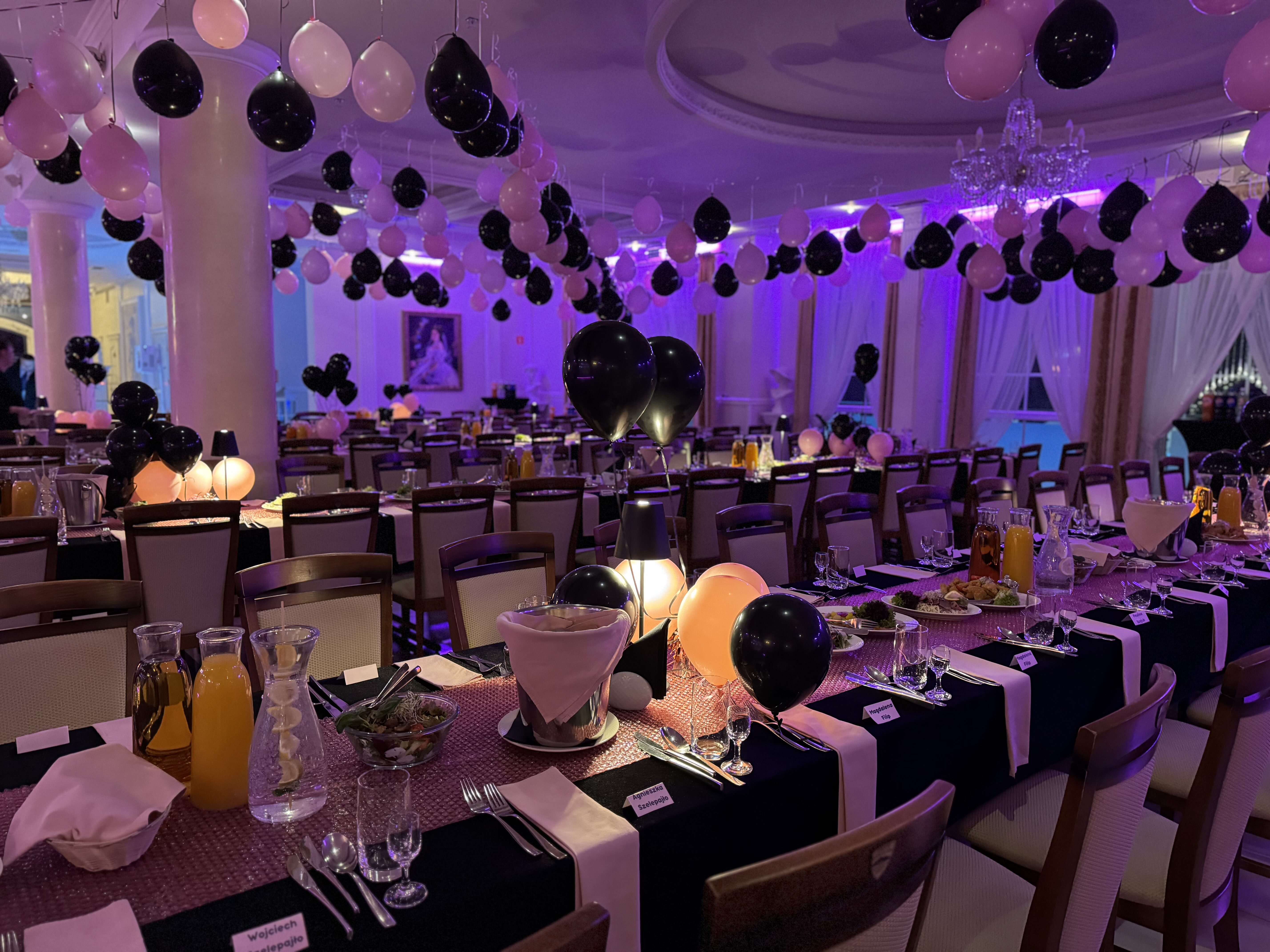 Elegancko udekorowana sala na imprezę z balonami